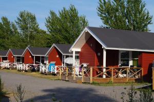 海斯勒Hasle Camping & Hytter的一排红色的小屋