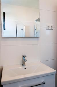 扎达尔Domus Albus的浴室设有白色水槽和镜子