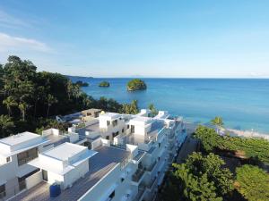 长滩岛Kaaya Resort North Boracay的靠近大海的白色建筑的空中景观