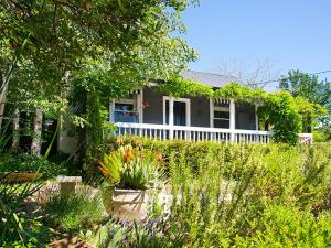 戴尔斯福特哈兹雷恩之家度假屋的一座白色围栏和一些植物的房子