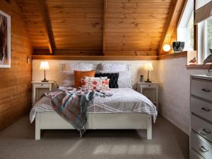 GlenlyonEdessa Lodge的一间卧室配有白色床和2个床头柜
