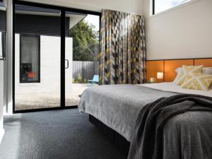 戴尔斯福特阿里纳斯北部度假屋的一间卧室设有一张大床和一个大窗户