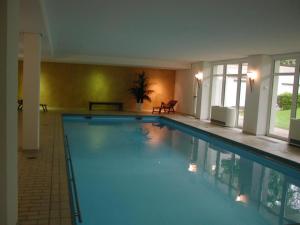 申瓦尔德Apartment 358 mit Sauna, Schwimmbad und Fitness的在酒店房间的一个大型游泳池
