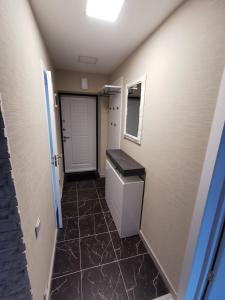 卢扎ALDO comfort的一间带卫生间的浴室,铺有瓷砖地板。