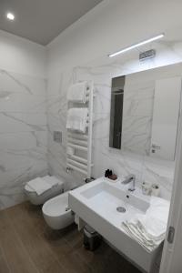 丰迪B&B La Dolce Vita的一间带水槽、卫生间和镜子的浴室