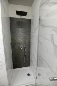 丰迪B&B La Dolce Vita的浴室里设有玻璃门淋浴