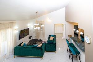 布德瓦Villa M&M的客厅配有两张绿色沙发和一张桌子
