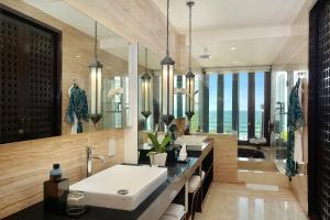 塞米亚克水明漾海滩Spa度假酒店的一间带两个盥洗盆的浴室和一个大窗户