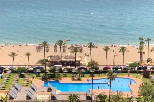 多列毛利诺斯Maravilloso piso en Torremolinos, Costa del Sol的享有海滩美景。