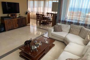 多列毛利诺斯Maravilloso piso en Torremolinos, Costa del Sol的客厅配有白色的沙发和桌子