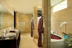 塞米亚克水明漾海滩Spa度假酒店的一间带水槽、浴缸和淋浴的浴室