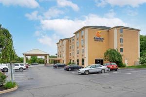 威克斯巴勒Comfort Inn & Suites Wilkes Barre - Arena的停车场内有车辆的旅馆