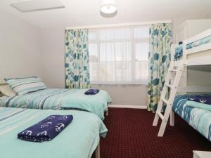 道利什Dolphin Chalet的一间卧室设有两张双层床和一扇窗户。