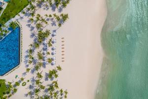 富国New World Phu Quoc Resort的享有海滩和大海的壮丽景色。