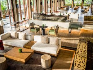 富国New World Phu Quoc Resort的大堂配有沙发和桌椅