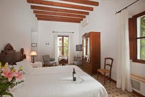 索列尔Turismo de Interior S'Ardeviu的一间卧室配有一张床,并备有一瓶葡萄酒