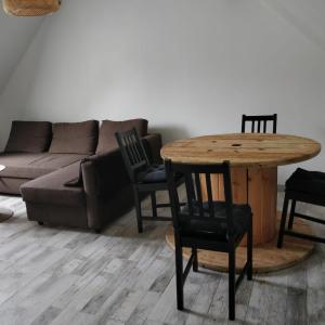 Béthisy-Saint-Martin拉维尼妮乡村民宿的客厅配有沙发和桌椅