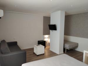布尔戈斯拉斯特瑞安酒店的客房设有床、沙发和电视。