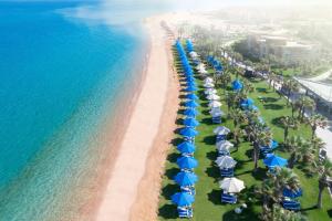 艾因苏赫纳Grand Ocean El Sokhna的享有海滩的空中景致,配有遮阳伞和海洋
