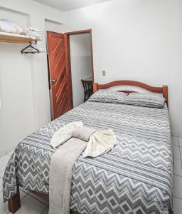 嘎林海斯港Pousada Santa Fé的一间卧室配有一张床,上面有两条毛巾