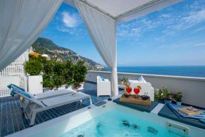 波西塔诺Terrazza Zaffiro的阳台设有小型游泳池,享有海景。