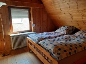 海德Ferienhaus Heide Zentrum的带窗户的客房内设有两张单人床。