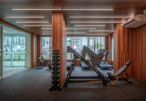 萨利诺波利斯Salinas Exclusive Resort的带有氧器材的健身房,位于带窗户的房间内