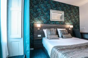 雷恩德拉塔酒店的酒店客房,设有床铺和蓝色的墙壁