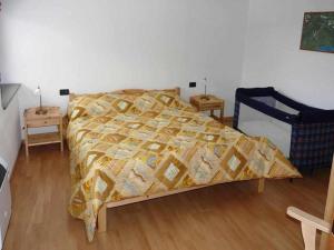 FeltroneCasa Vacanze IL BEARČ的一间卧室配有一张床铺,床上有毯子