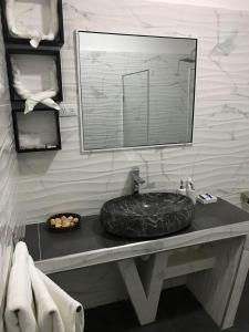 圣塔芭芭拉-山美纳Coral Village Family的一间带大镜子的盥洗盆的浴室