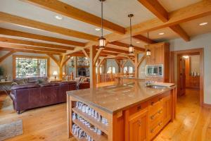 Snowgrass Lodge - River, Mountain Views & Hot tub的厨房或小厨房