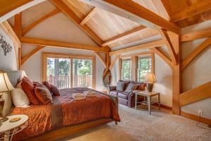 莱文沃思Snowgrass Lodge - River, Mountain Views & Hot tub的一间卧室配有一张大床和一张沙发