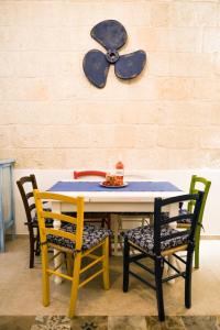 莫诺波利Home Bibi的墙上的桌椅