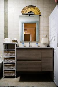 莫诺波利Home Bibi的一间带水槽和镜子的浴室