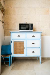 莫诺波利Home Bibi的蓝色梳妆台,上面配有微波炉