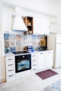 莫诺波利Home Bibi的厨房配有白色橱柜和洗碗机。