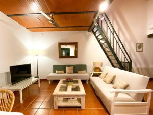 科尔多瓦La Buganvilla的客厅配有白色沙发和电视