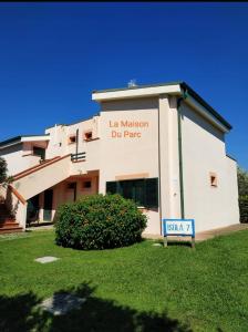 圣安德雷亚阿波斯托洛德洛约尼奥La Maison Du Parc的一座建筑,上面有读取la mason浸泡公园的标志