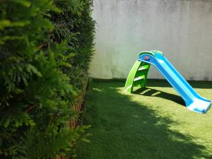 加亚新城Porto In Sight, 4 Kids的院子里的蓝色和绿色塑料滑梯
