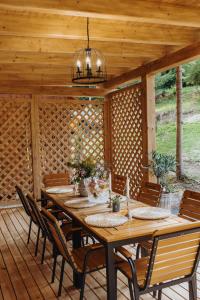 托普利察Casa Cifu Toplita的木制甲板配有长桌和椅子