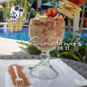 巴里奥斯港Hotel Puerto Libre的桌上装满食物的玻璃碗