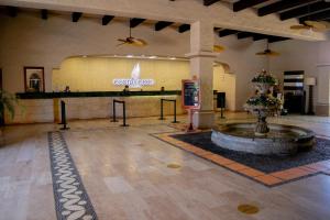马萨特兰科斯塔海滩酒店的大厅,大楼中央有一个喷泉