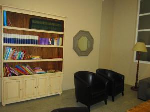 蒙达里斯-瓦尔内亚里奥Residencial Mondariz Balneario 424的客厅设有书架和书架