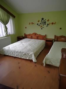 西格伏沙尔克Вилно селище Св. Георги Победоносец的一间卧室设有两张床和窗户。