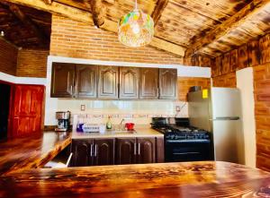 卡尔波镇Quinta del Río的厨房配有木制橱柜和冰箱。