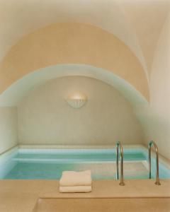巴黎Château Voltaire的浴室设有水池和2条毛巾