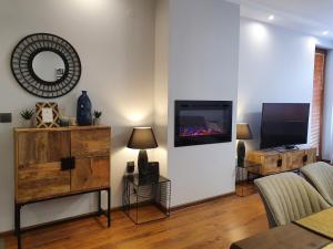 班斯科Monteverde Ski Lift Apartment Bansko的客厅设有壁挂式平面电视。