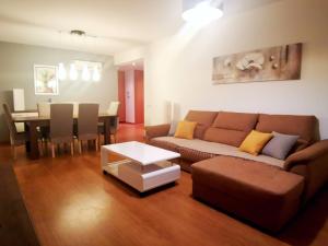 波尔蒂芒Terraços do Rio的客厅配有沙发和桌子