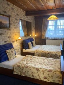 Zlatníky奥鲁姆旅馆的酒店客房带两张床和两个窗户