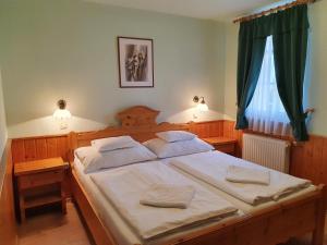 博兹罗兹班西欧酒店客房内的一张或多张床位